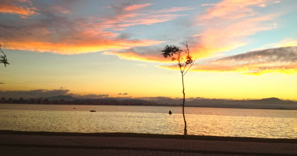 阿尔基兰的一天。沙漠与海洋的交汇处