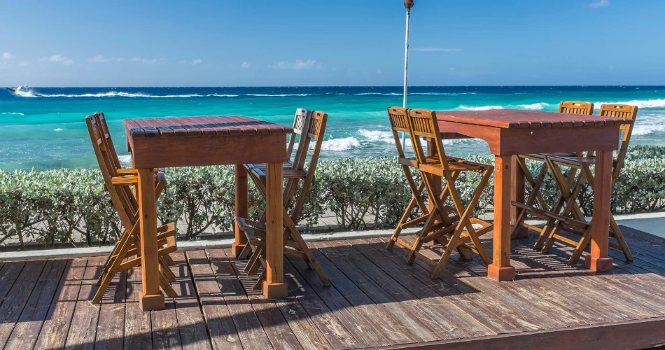 阿尔基兰的海滨餐饮。哪里可以享受美景用餐