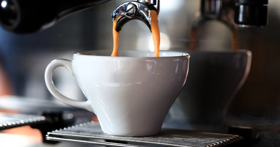 阿尔基兰的海滨餐饮。哪里可以享受美景用餐