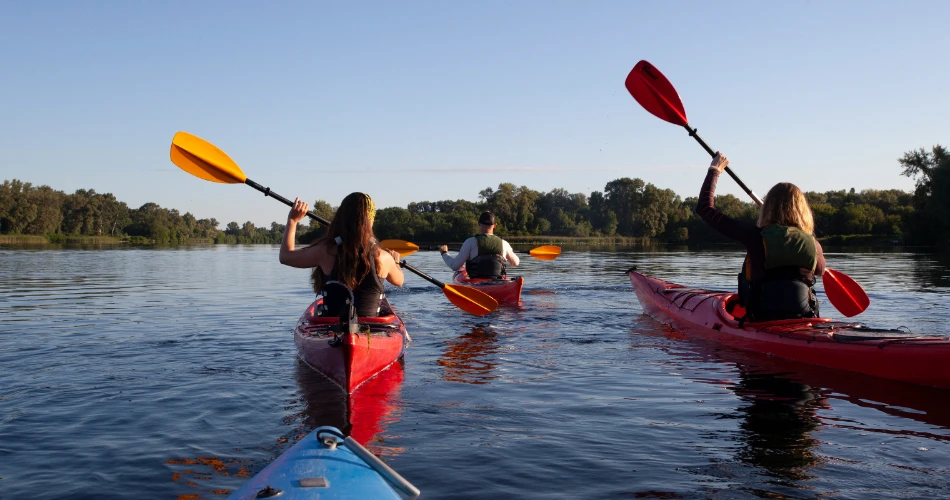 Aventuras de Deportes Acuáticos en Al Khiran – Kayak, Moto de Agua y Más