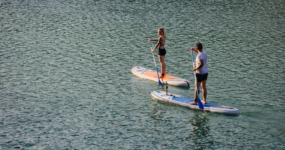 Aventuras de Deportes Acuáticos en Al Khiran – Kayak, Moto de Agua y Más