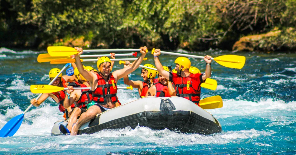 Aventuras de Deportes Acuáticos en Al Khiran – Kayak, Moto de Agua y Más